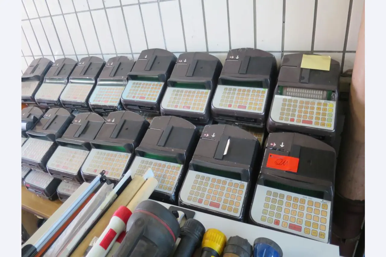 Ölkabinett, AU-Tester, Displayprüfgerät und Skikoffer für Busse-1