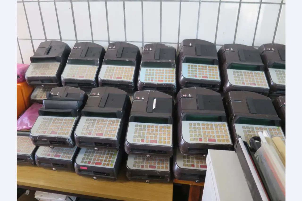 Ölkabinett, AU-Tester, Displayprüfgerät und Skikoffer für Busse-2