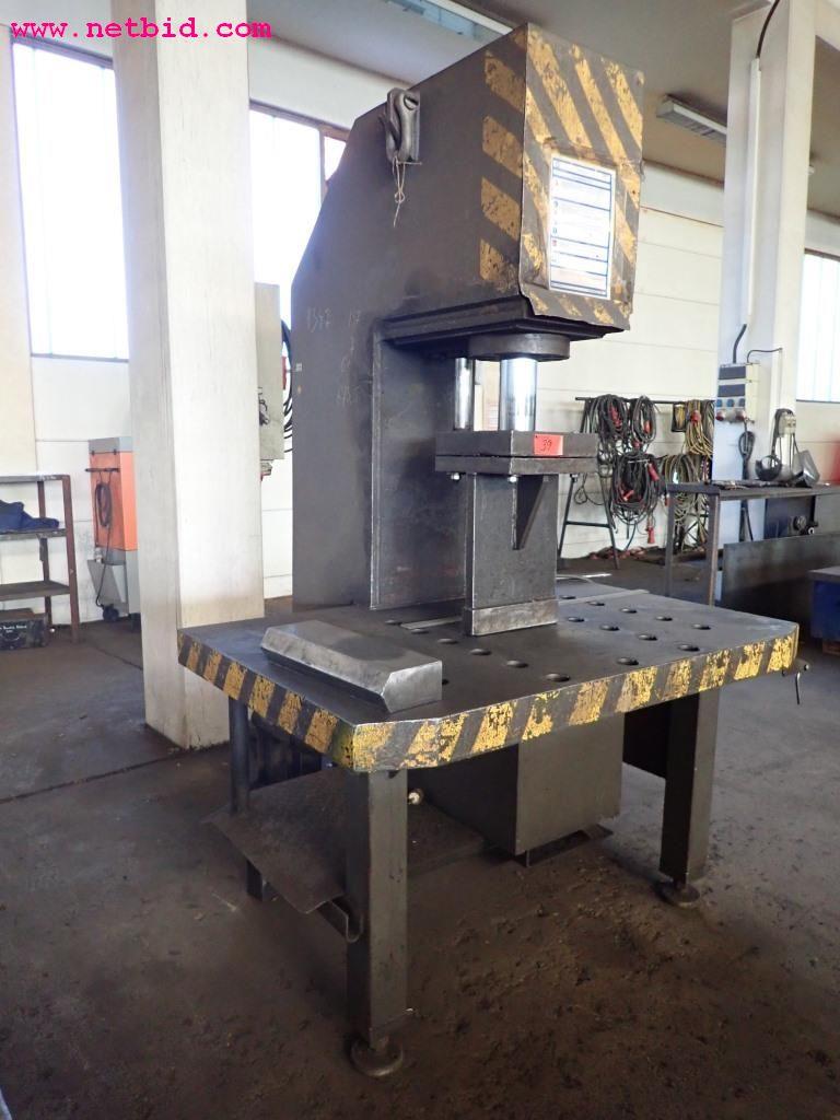 Maszyny oraz sprzęt operacyjny i biurowy z sektora konstrukcji stalowych-2