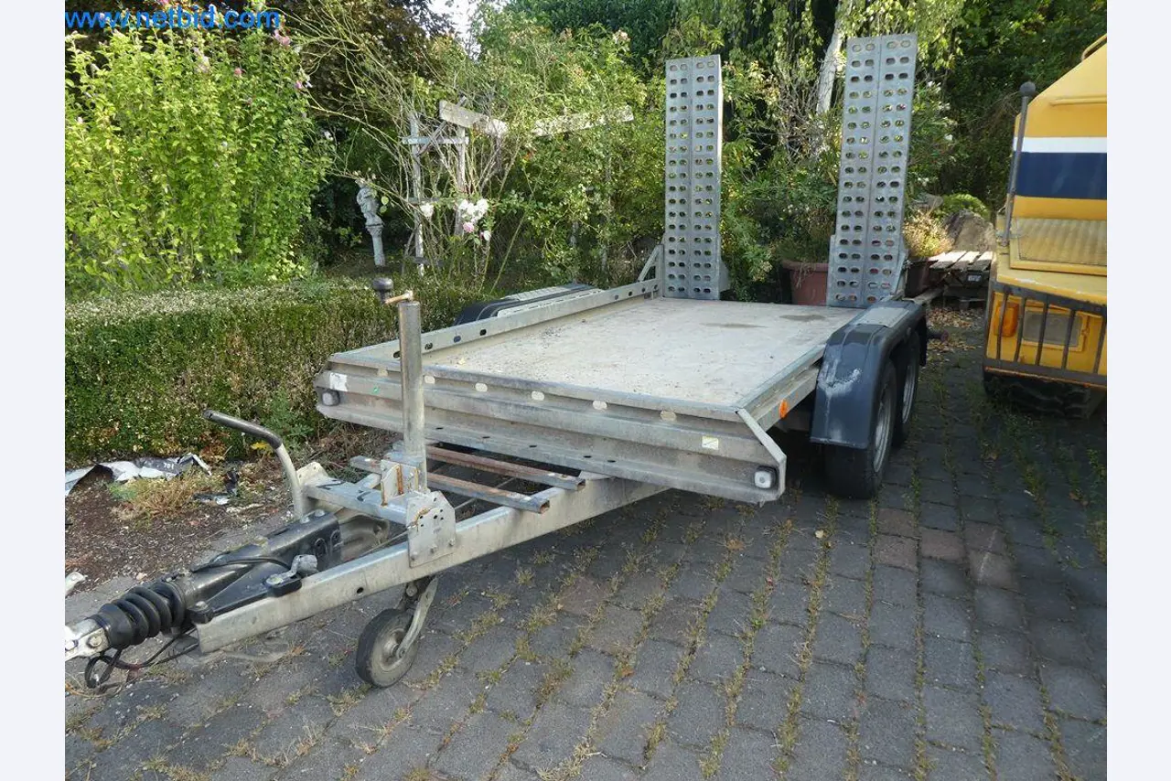Bouwmachines, bedrijfsvoertuigen, aanhangwagens en ander handgereedschap van een bouwbedrijf-1