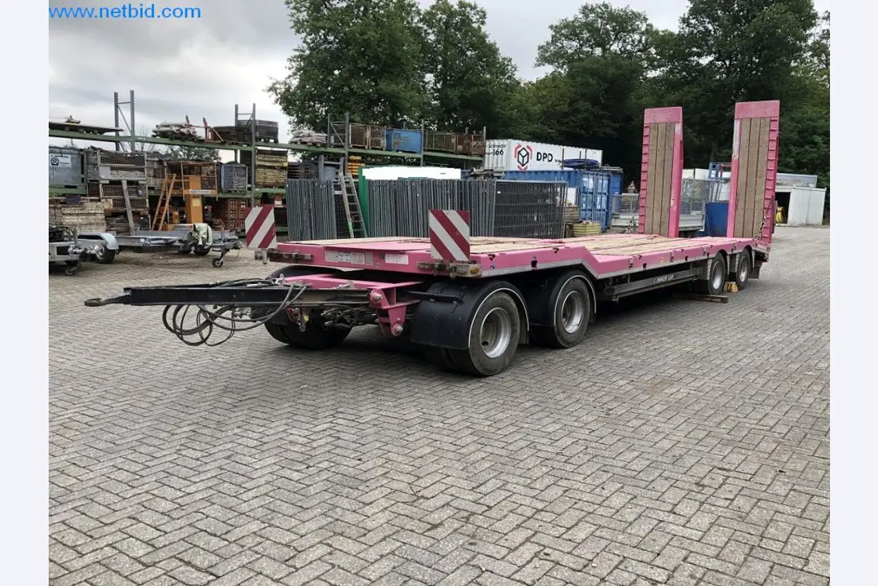 Bouwmachines, bedrijfsvoertuigen, aanhangwagens en ander handgereedschap van een bouwbedrijf-1