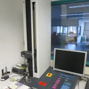 Universal-Prüfmaschine MTS Sintech 200/M