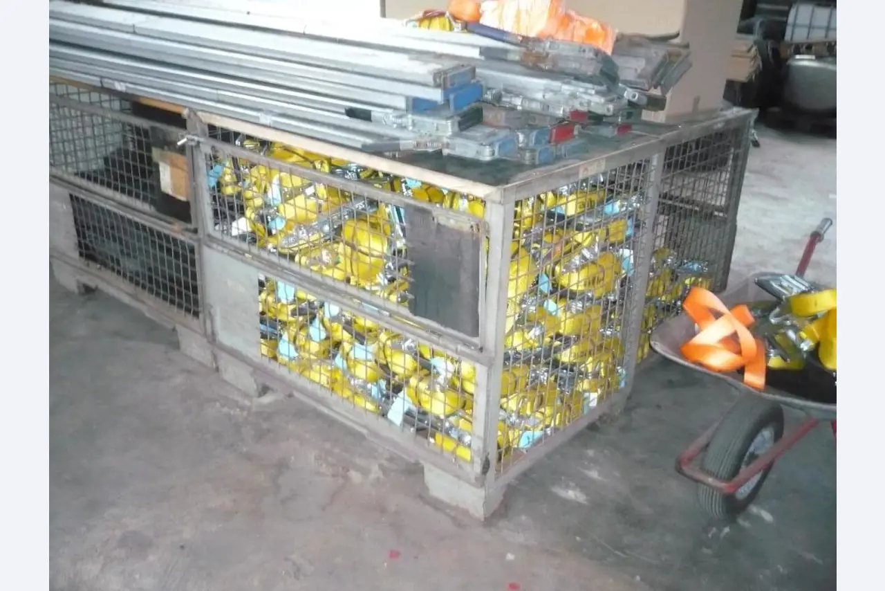 1 equipamento de fixação da carga, 63 correntes de amarração-1