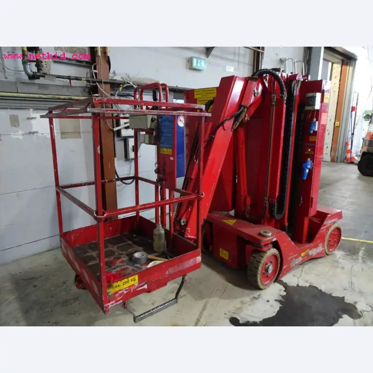 Veículos e equipamento operacional bem conservado-3