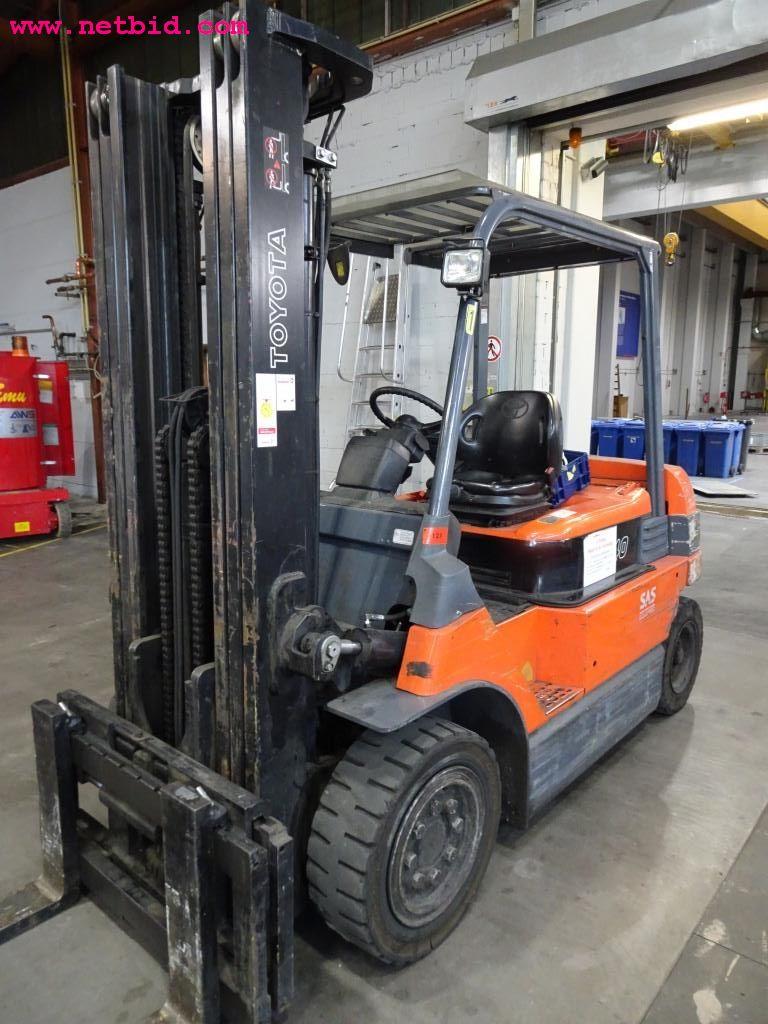 Veículos e equipamento operacional bem conservado-3