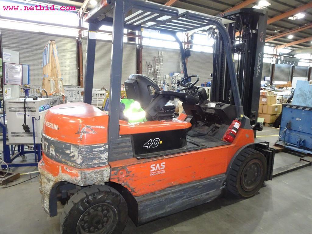 Veículos e equipamento operacional bem conservado-5