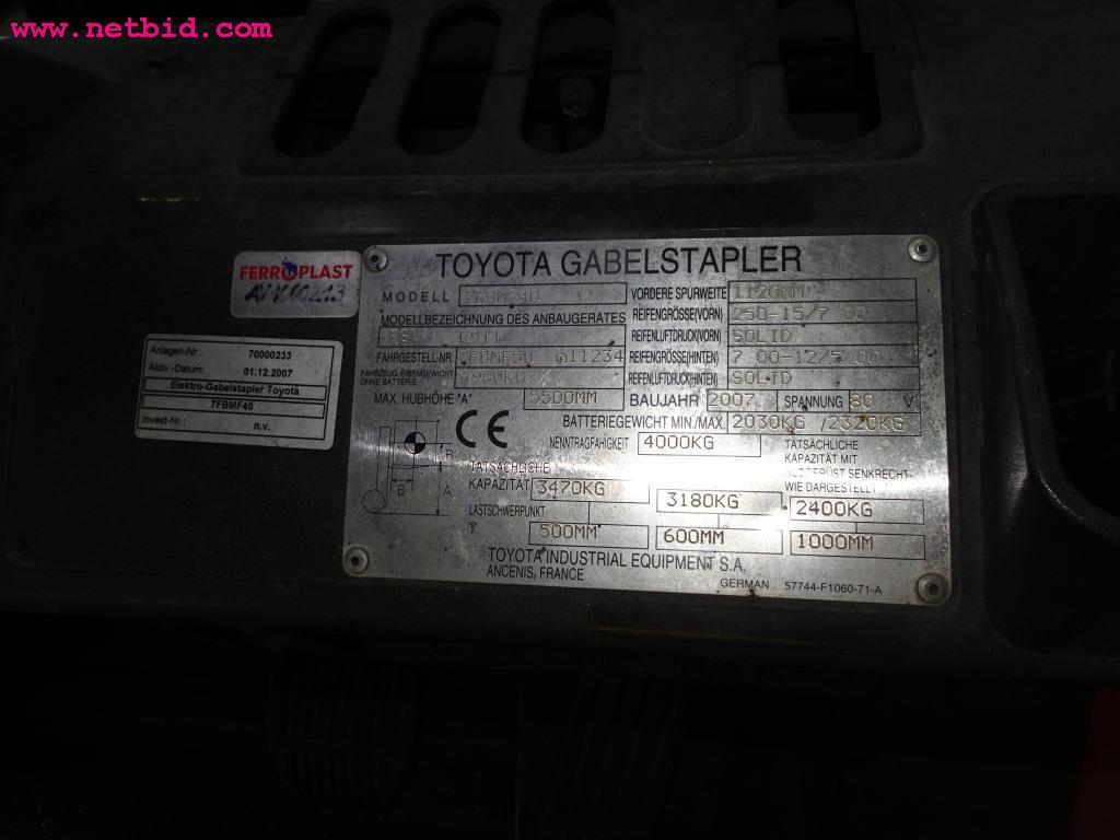 Veículos e equipamento operacional bem conservado-8