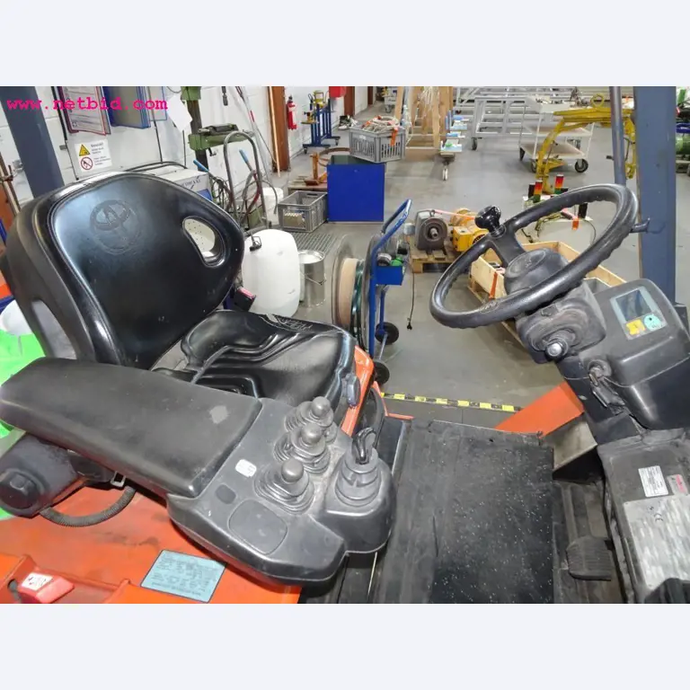 Veículos e equipamento operacional bem conservado-9