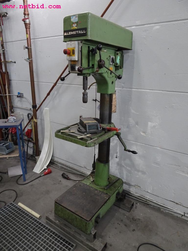 Veículos e equipamento operacional bem conservado-1