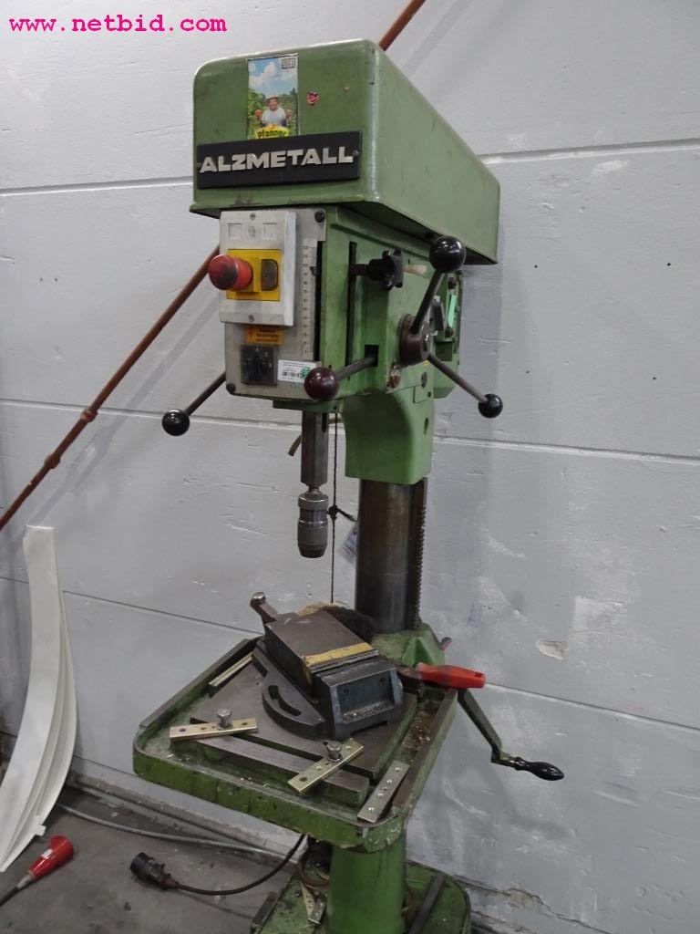 Veículos e equipamento operacional bem conservado-2