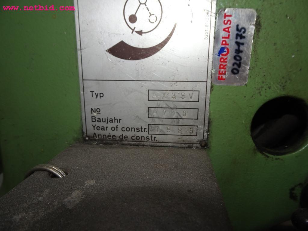 Veículos e equipamento operacional bem conservado-3