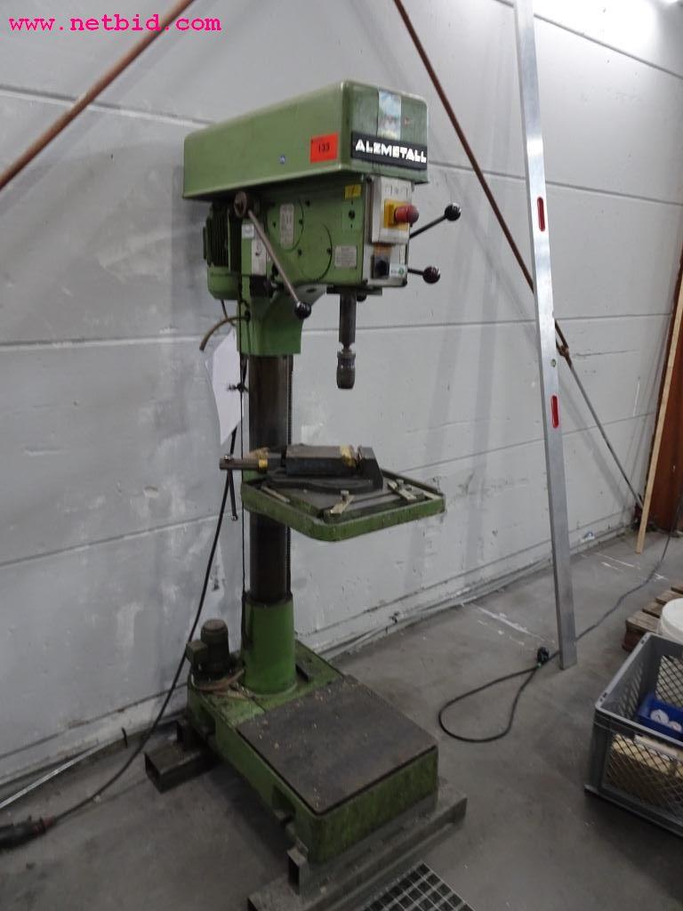 Veículos e equipamento operacional bem conservado-4