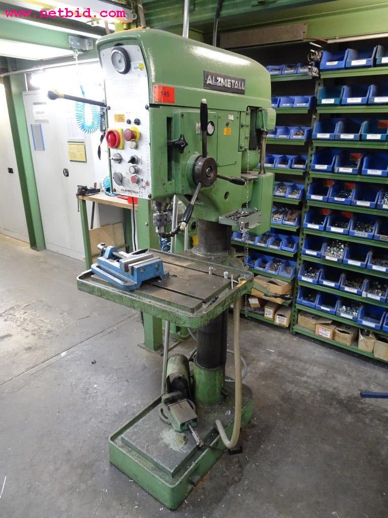 Veículos e equipamento operacional bem conservado-1