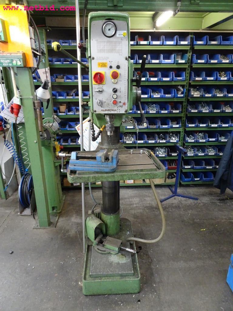 Veículos e equipamento operacional bem conservado-2