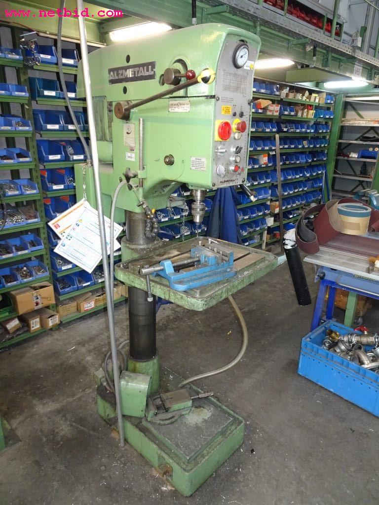 Veículos e equipamento operacional bem conservado-3