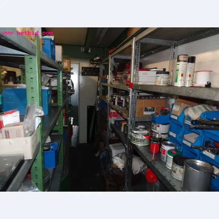Veículos e equipamento operacional bem conservado-4