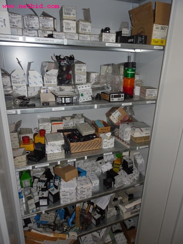 Veículos e equipamento operacional bem conservado-5