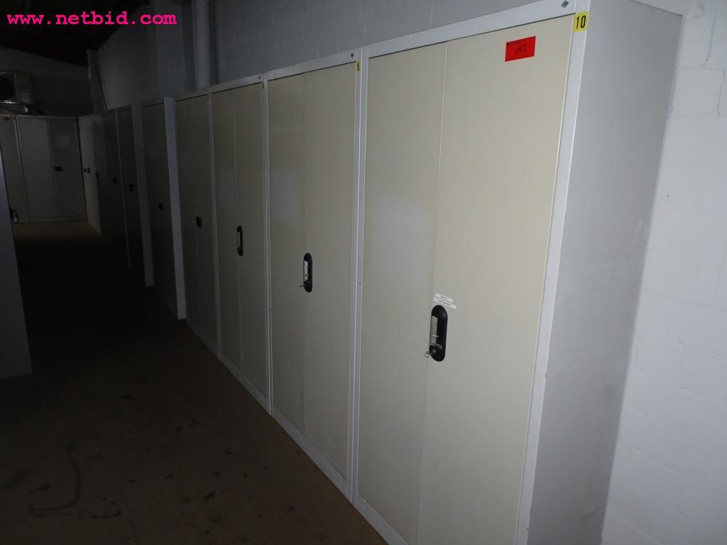 Veículos e equipamento operacional bem conservado-7