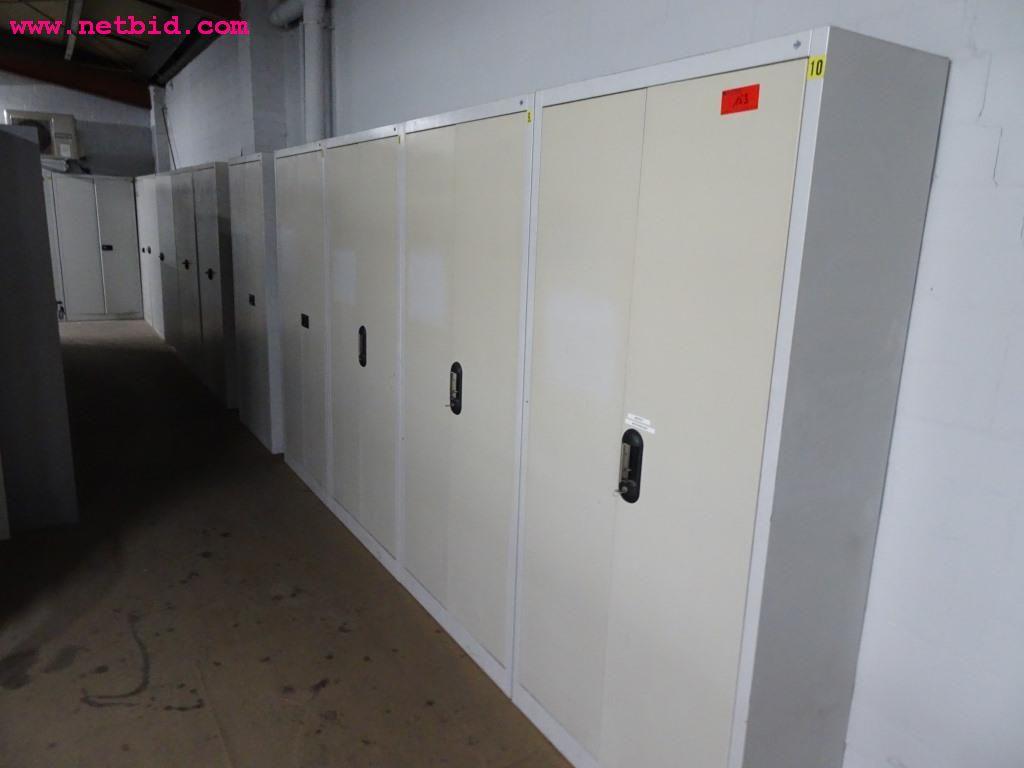 Veículos e equipamento operacional bem conservado-8