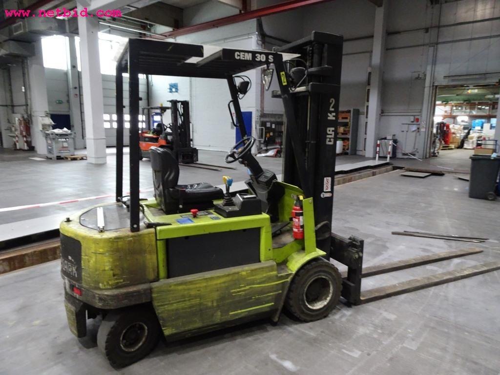 Veículos e equipamento operacional bem conservado-2