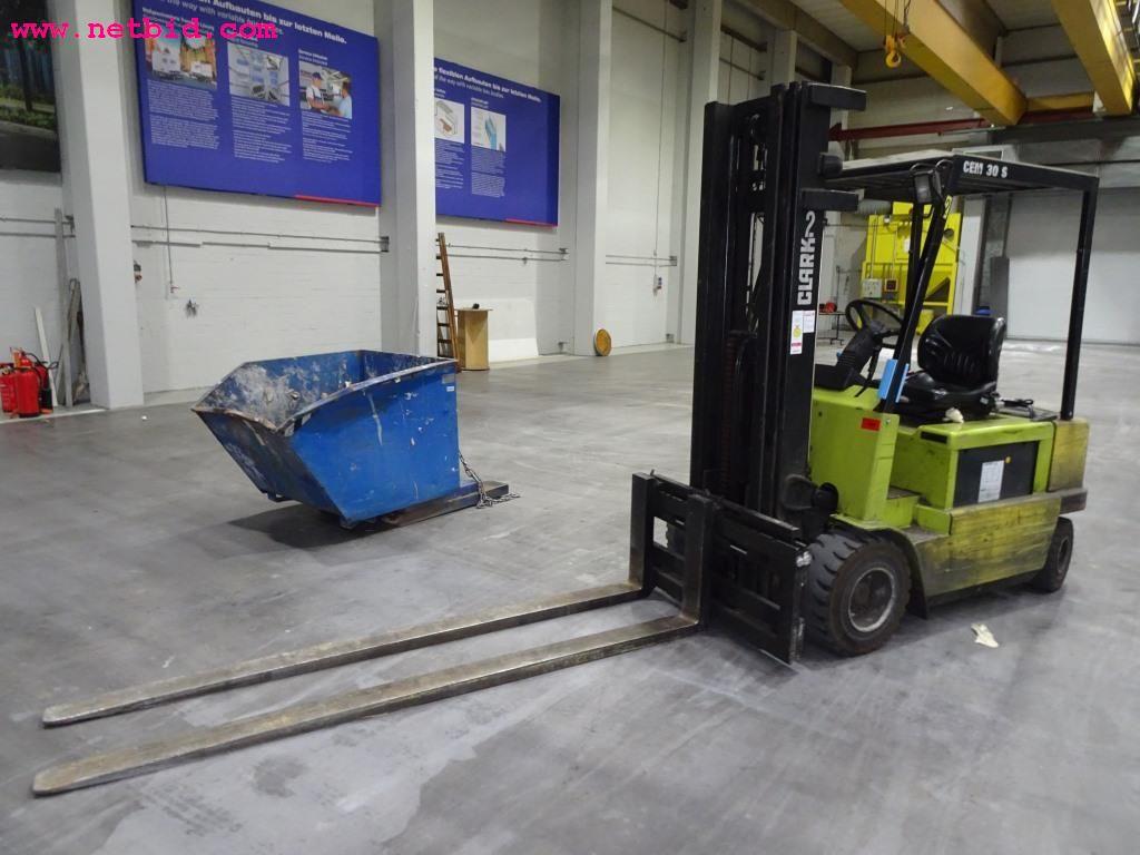 Veículos e equipamento operacional bem conservado-3