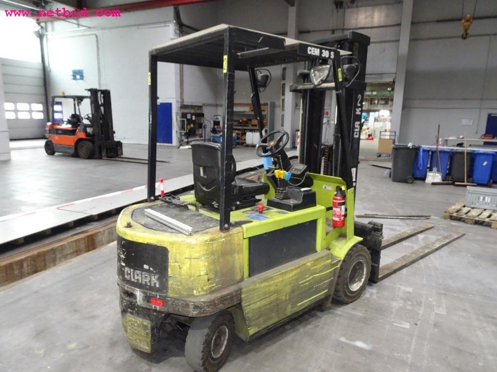 Veículos e equipamento operacional bem conservado-4