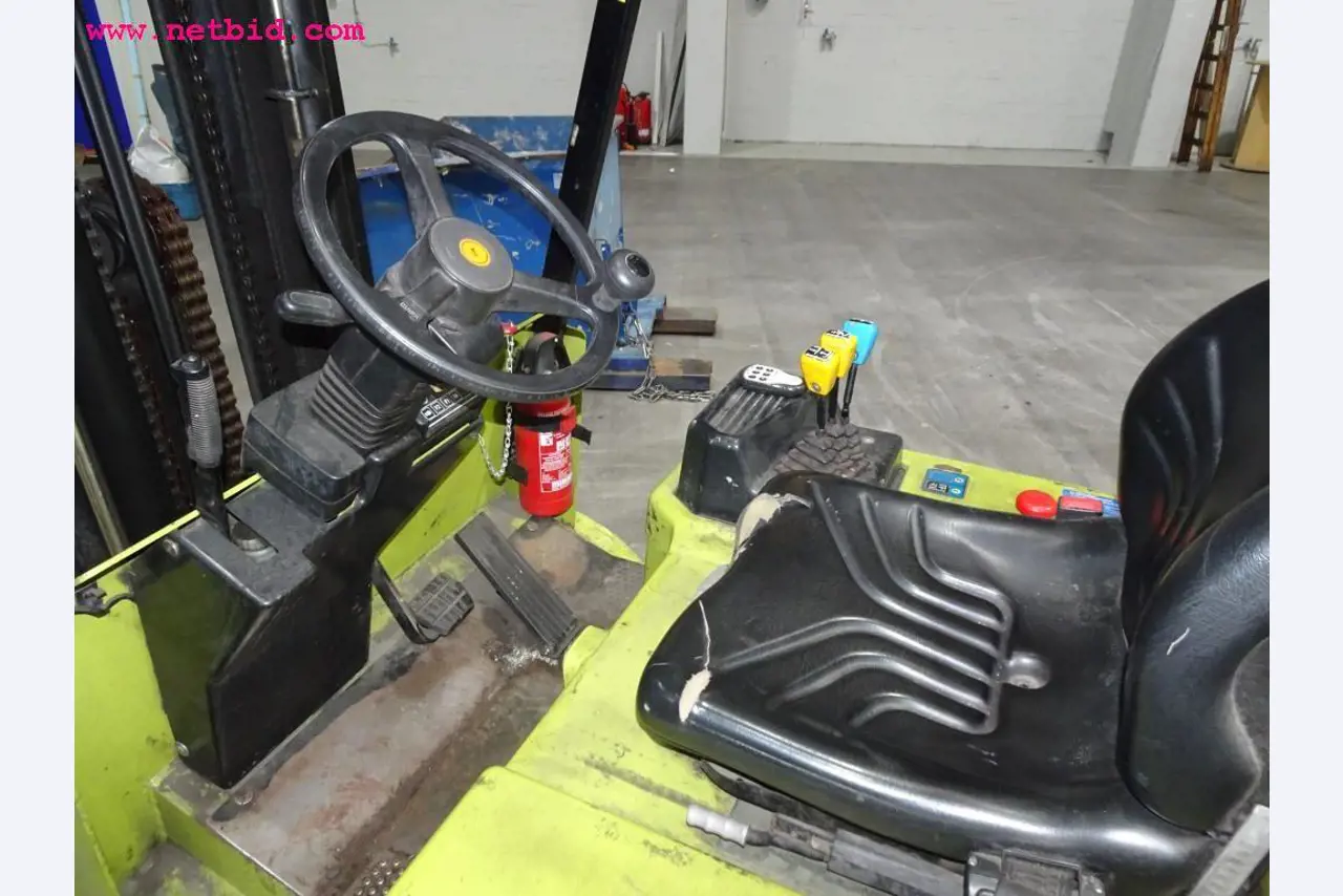Veículos e equipamento operacional bem conservado-5