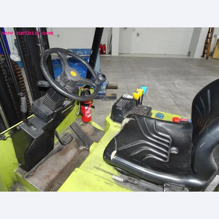 Veículos e equipamento operacional bem conservado-5