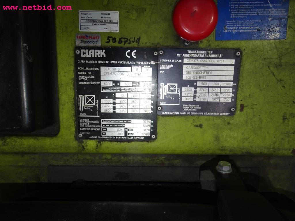 Veículos e equipamento operacional bem conservado-7