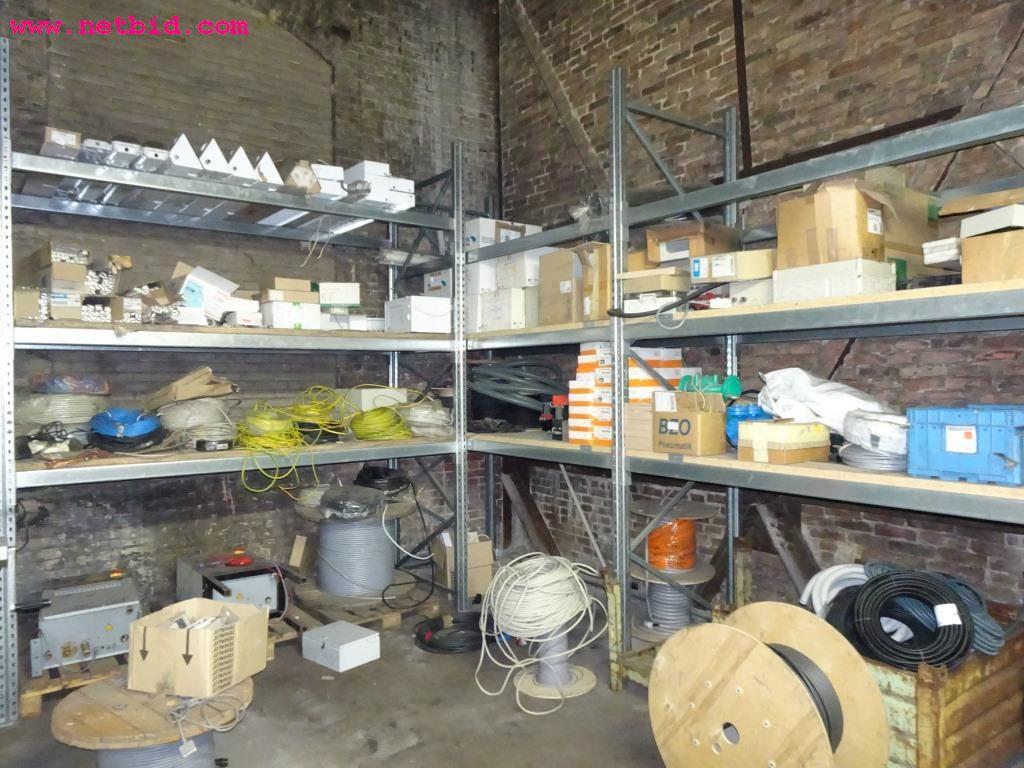 Veículos e equipamento operacional bem conservado-1