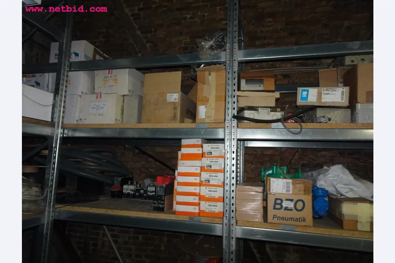 Veículos e equipamento operacional bem conservado-2