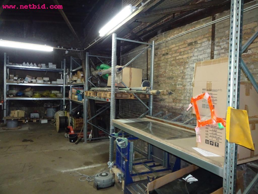 Veículos e equipamento operacional bem conservado-3