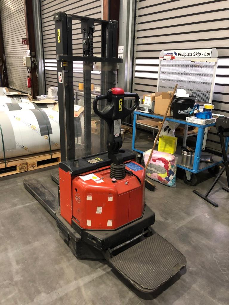 Veículos e equipamento operacional bem conservado-1