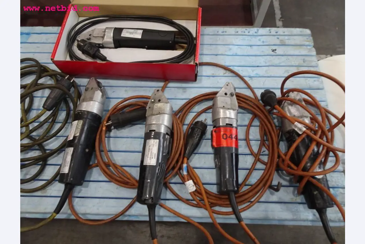 Fahrzeuge und gepflegte Betriebsausstattung-1