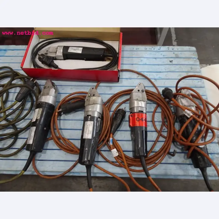 Fahrzeuge und gepflegte Betriebsausstattung-1