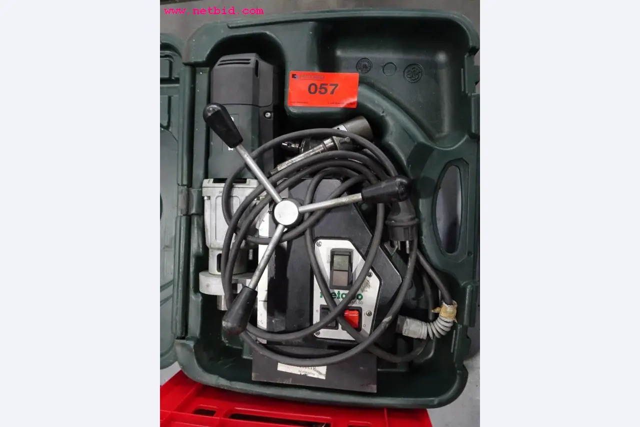 Veículos e equipamento operacional bem conservado-10