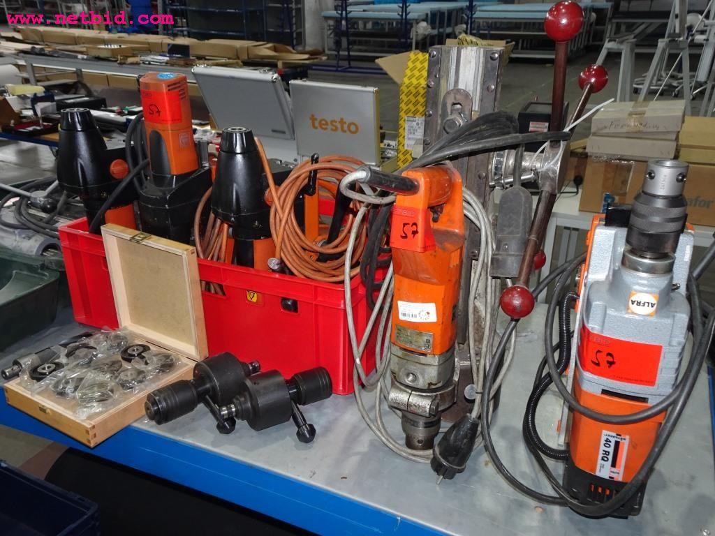 Veículos e equipamento operacional bem conservado-1