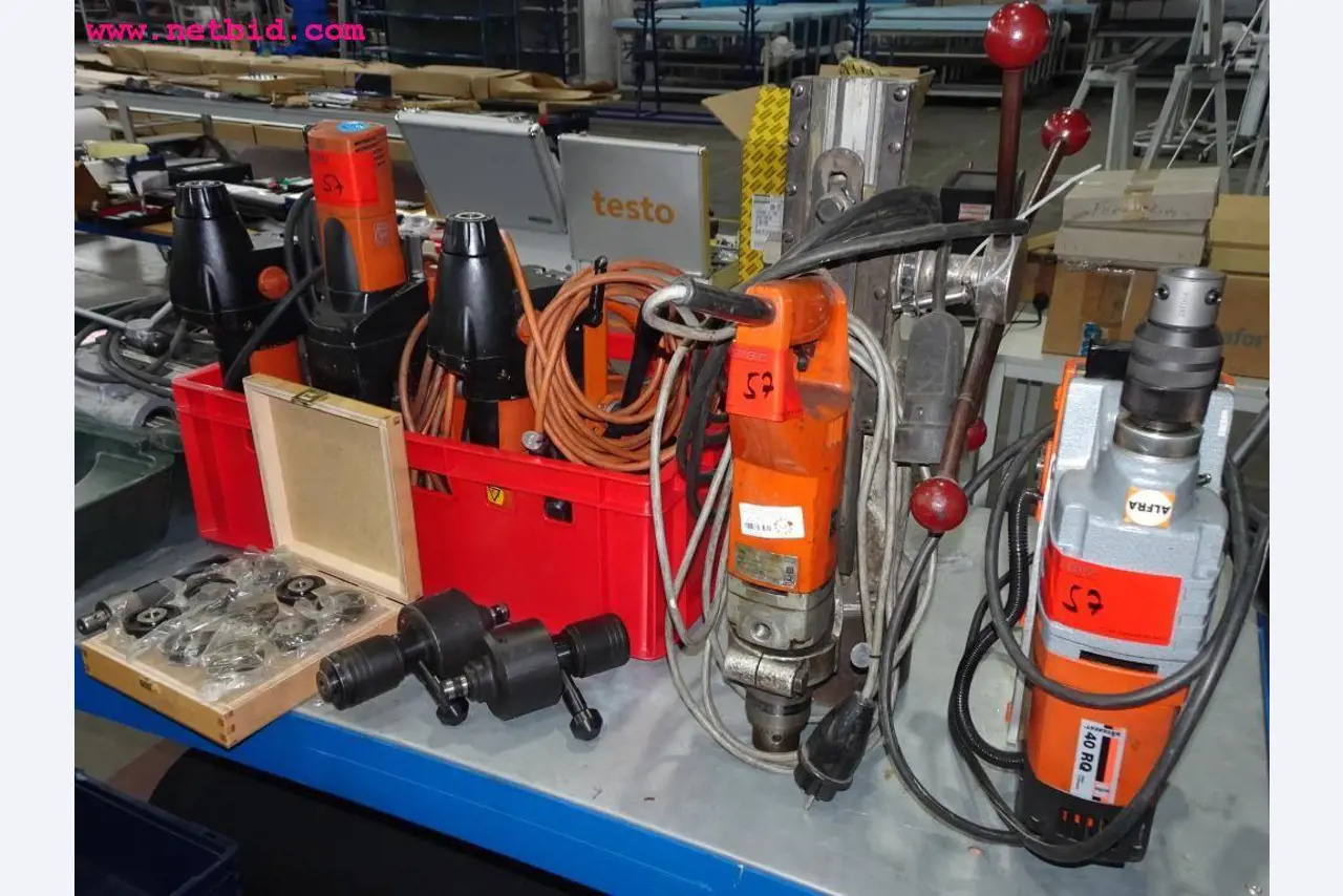 Veículos e equipamento operacional bem conservado-1