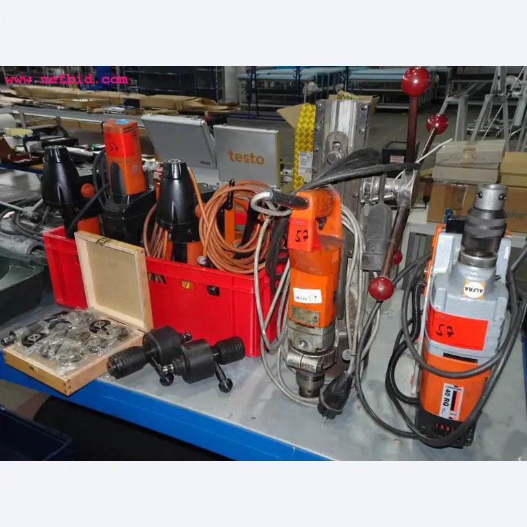 Veículos e equipamento operacional bem conservado-1