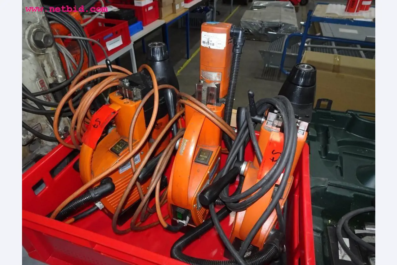 Veículos e equipamento operacional bem conservado-2