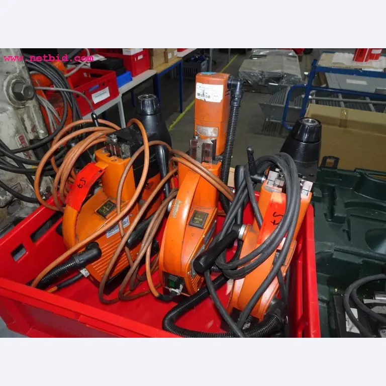 Veículos e equipamento operacional bem conservado-2