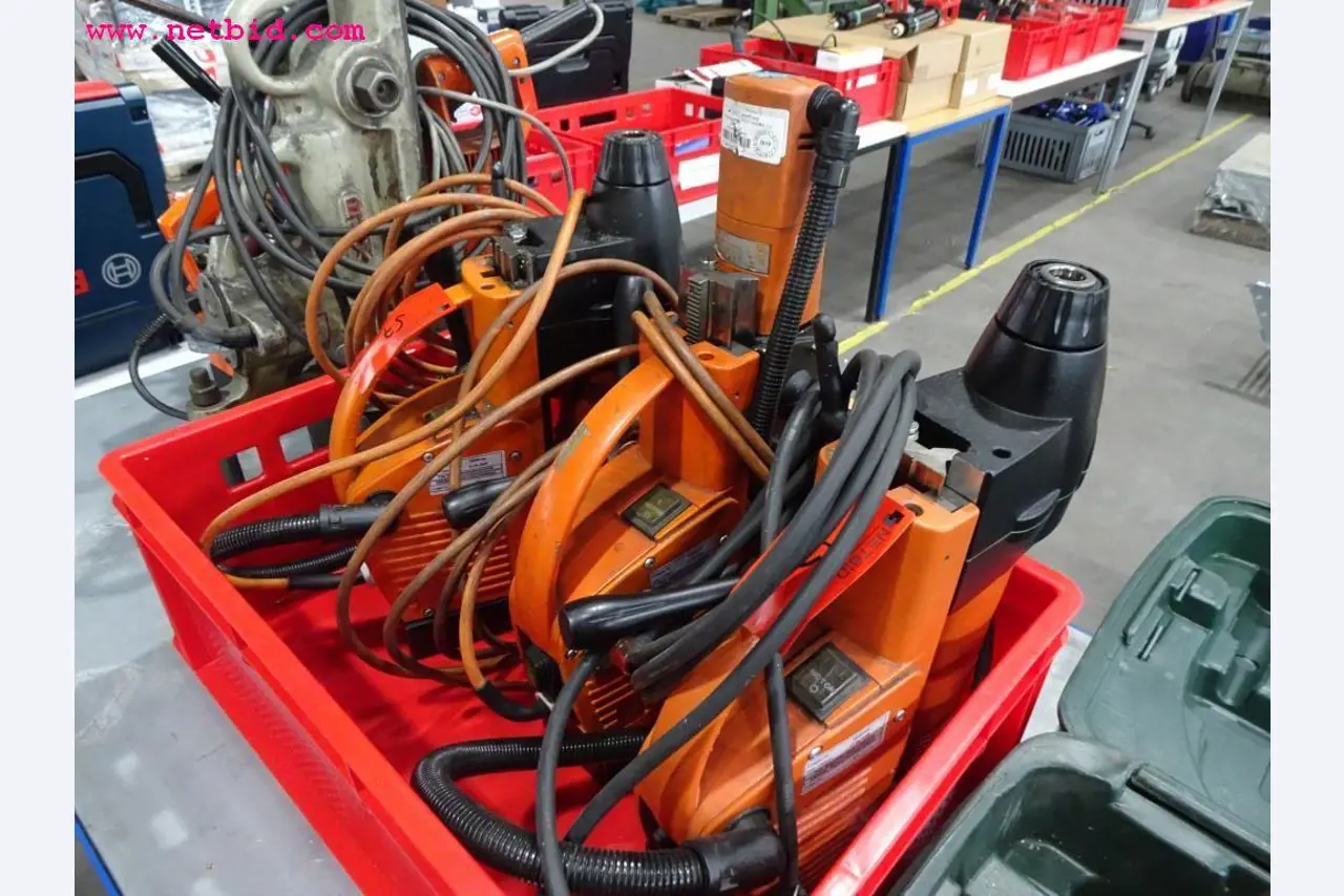 Veículos e equipamento operacional bem conservado-6