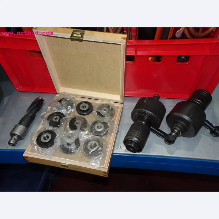 Veículos e equipamento operacional bem conservado-7