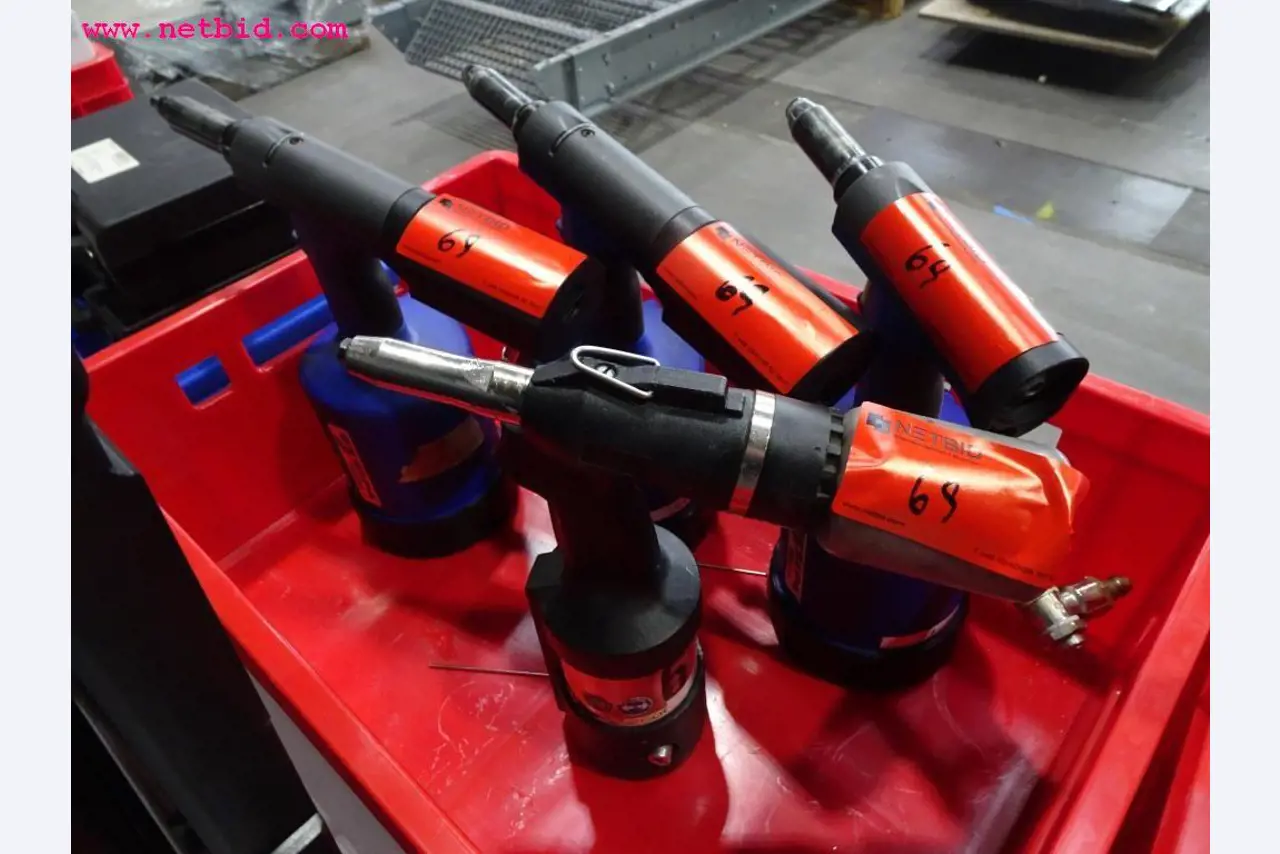 Veículos e equipamento operacional bem conservado-1