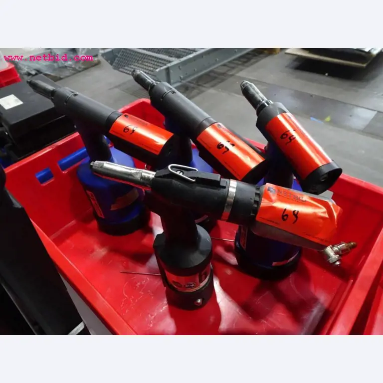 Veículos e equipamento operacional bem conservado-1