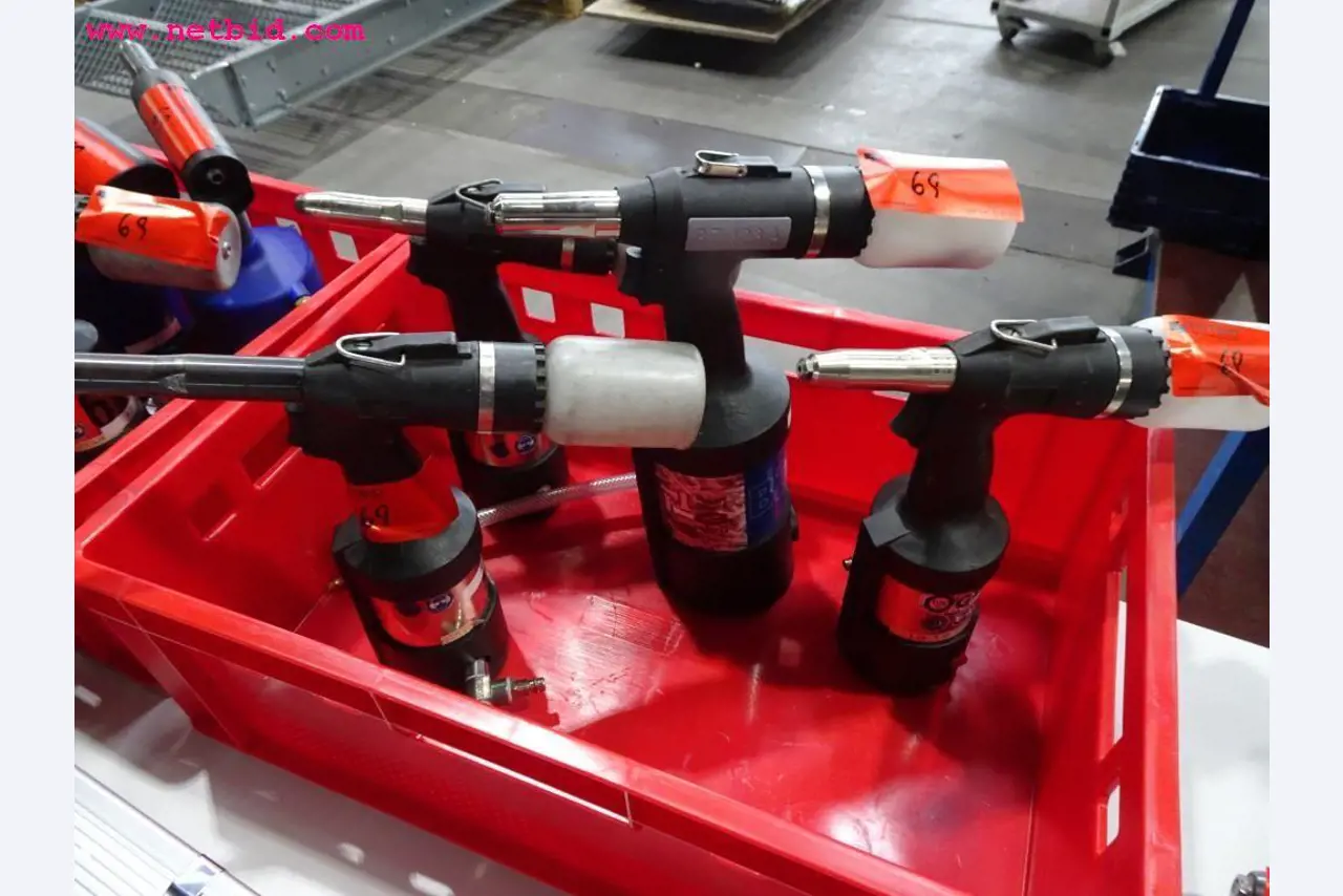 Veículos e equipamento operacional bem conservado-2