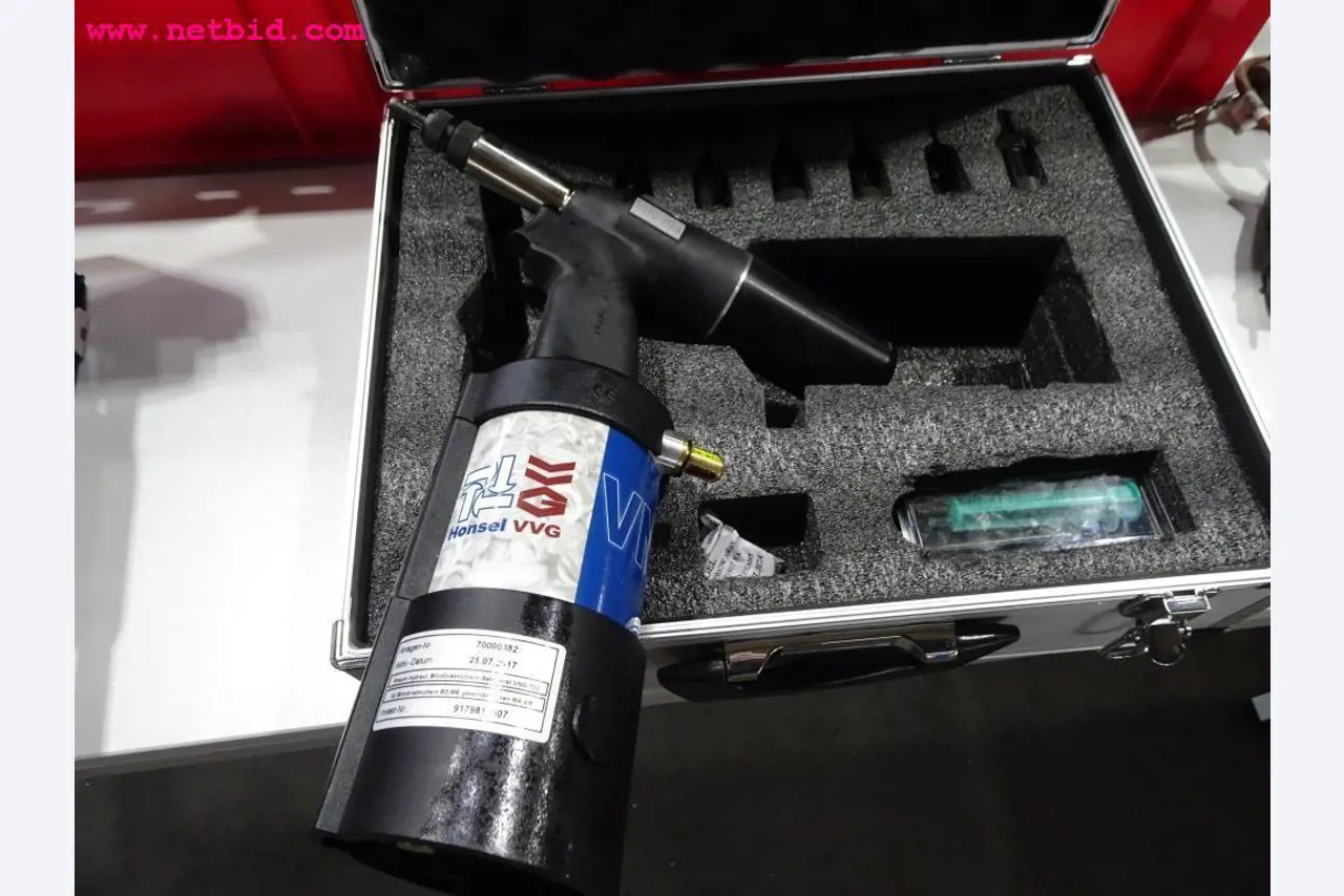 Veículos e equipamento operacional bem conservado-5
