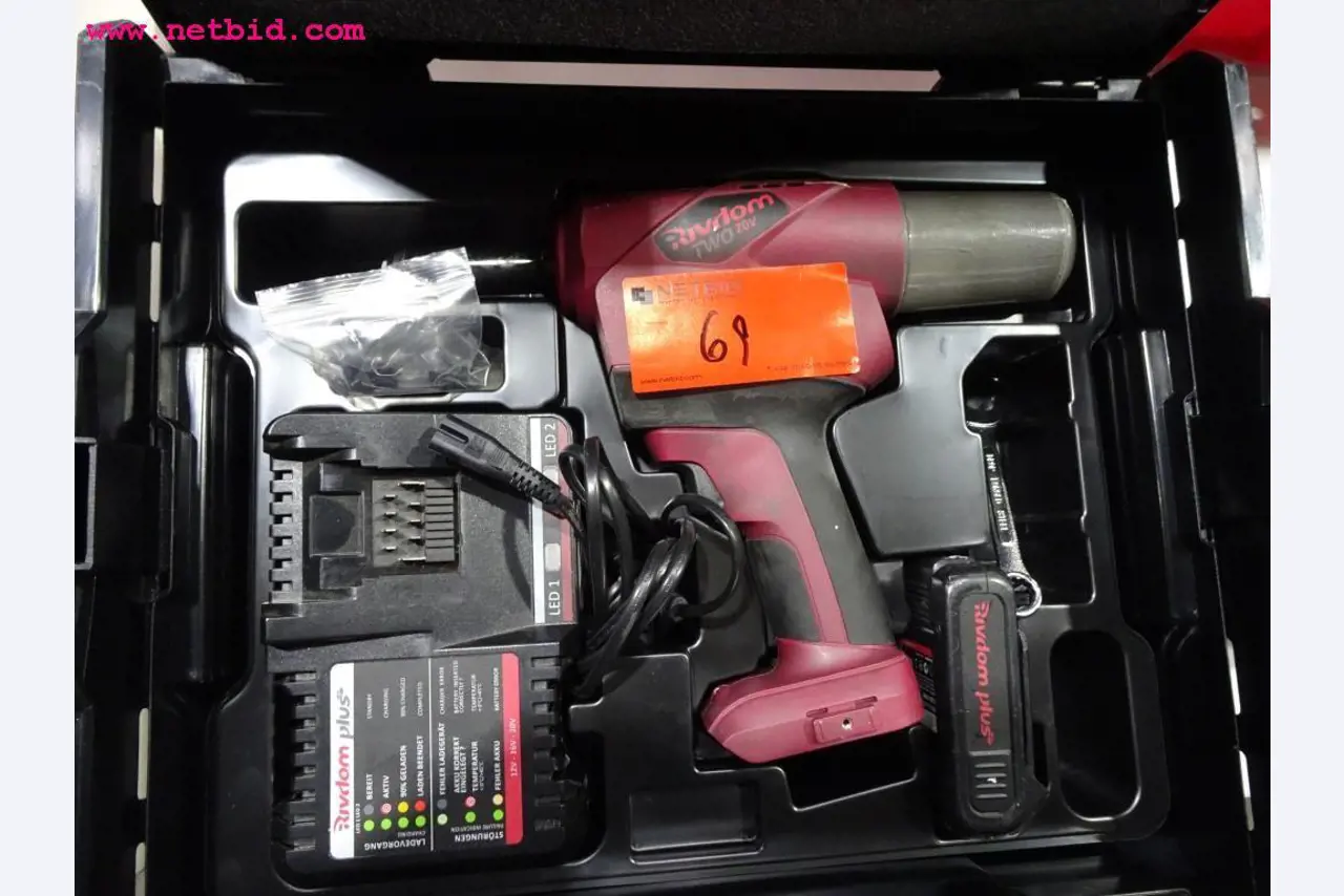 Veículos e equipamento operacional bem conservado-6