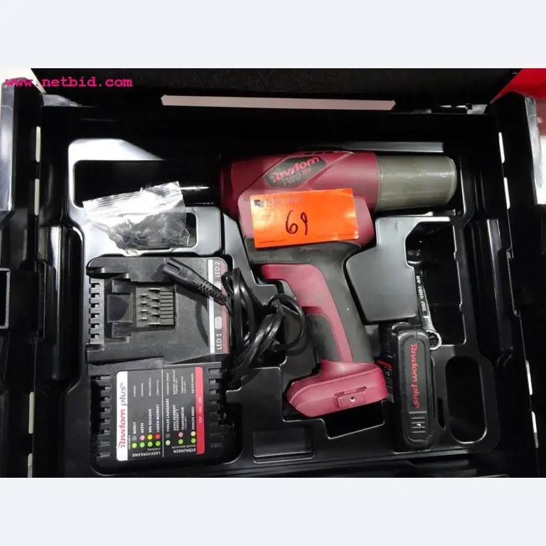 Veículos e equipamento operacional bem conservado-6