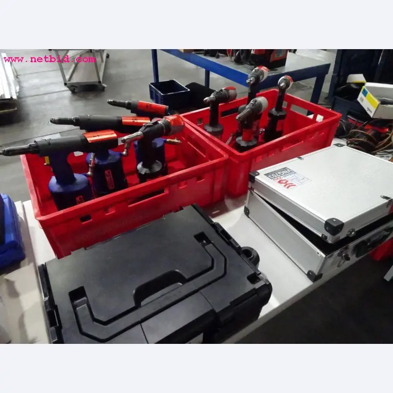 Veículos e equipamento operacional bem conservado-8